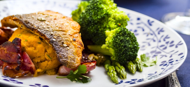 Filetes de robalo no forno com batata-doce, aipo e companhia – Get It ...